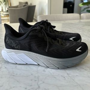Women’s Hoka Arahi 6 in Black size 8.5 B